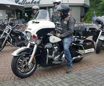 =Harley Davidson steht bereit zur Ausfahrt des Konrad-Zuse-Hotels in Hünfeld, 05-2022