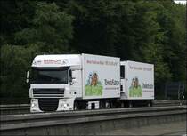 DAF XF105.460SCC  SuperSpaceCab  der WEMHOFF Transport GmbH ist fr TNNIES Fleisch unterwegs.
