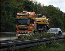 SCANIA TOPLINE R500(?) der SVENCO Holtrop V.D. VILST ist mit einem Komatsu Radbagger unterwegs. 
