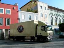 DAF-CF85.380 der Modekette C&A liefert Waren zur Filiale in Ried i.I.; 090502