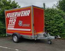 =Anhänger der Feuerwehr PETERSBERG-STEINAU steht anl. vom Internationalen Jugendfeuerwehr-Wettbewerb 2022 in 36100 Petersberg, Mai 2022