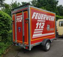 =Anhänger der Feuerwehr PETERSBERG-STEINAU steht anl. vom Internationalen Jugendfeuerwehr-Wettbewerb 2022 in 36100 Petersberg, Mai 2022