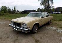 Buick Electra Park Avenue Limited aus dem Modelljahr 1977 im Farbton buckskin. Dieses Modell war in jenem Modelljahr das Spitzenmodell im Verkaufsprogramm von Buick. Insgesamt verkaufte Buick in diesem Modelljahr 82.361 Fahrzeuge dieses Typs zu einem Preis ab US$ 7226,00. Der Kunde konnte zwischen folgenden Motorisierungen wählen: Ein hauseigener V6-Motor mit einem Hubraum von 231 cui (3785 cm³), sowie ein V8-Motor von Chevrolet mit 350 cui (5735 cm³) mit 170 PS, einem V8-Motor von Oldsmobile mit 350 cui (5735 cm³) mit 180 PS, sowie einem V8-Motor mit 403 cui (6603 cm³) und 185 PS. US-Cartreffen auf Fürst Leopold in Dorsten am 26.05.2022.
