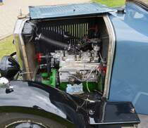 Motorraum des La Licorne, gesehen beim Oldtimertreffen in Wintger (L). 29.05.2022