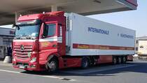 =MB Actros-Sattelzug der Spedition KAUTETZKY steht zur Betankung auf dem Rasthof Werneck im März 2022