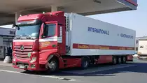 =MB Actros-Sattelzug der Spedition KAUTETZKY steht zur Betankung auf dem Rasthof Werneck im März 2022