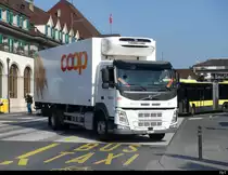 Volvo Kühltransporter vor dem Bahnhof Thun bei der Anlieferung am 14.05.2022