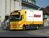Volvo Kühltransporter vor dem Bahnhof Thun bei der Anlieferung am 14.05.2022