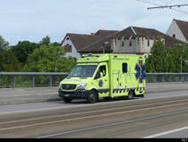 Mercedes Rettungswagen unterwegs in der Stadt Basel am 22.05.2022