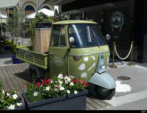 Vespa Ape mit Blumenschmuck als Werbeträger für ein Restaurant in Interlaken am 14.05.2022