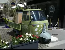 Vespa Ape mit Blumenschmuck als Werbeträger für ein Restaurant in Interlaken am 14.05.2022