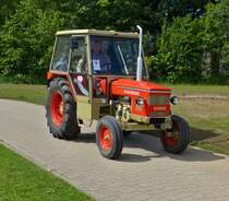 Zetor 5718, Bj 1973, erreicht nach der Rundfahrt in der Nhe von Wintger beim Oltimertreffen das Ausstellungsgelnde. 29.05.2022   