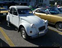 Citroen 2CV6 an der Oldtimer Ausstellung auf dem Flughafen Bleienbach am 29.05.2022