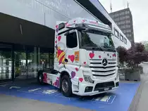 Eine Mercedes-BenZ Zugmaschine am 2.6.22 vor dem Verkehrshaus in Luzern.