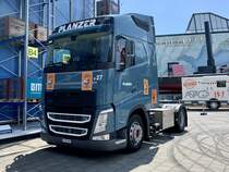 Eine Volvo FH Sattelzugmaschine von Planzer am 2.6.22 im Verkehrshaus in Luzern.