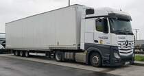 =MB Actros-Sattelzug der Spedition HEGELMANN steht zur Fahrtunterbrechung auf einem Rastplatz an der A 3, 04-2022