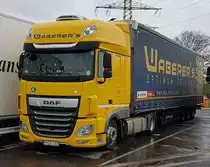 =DAF XF-Sattelzug der Spedition WABERER`S steht zur Fahrtunterbrechung auf einem Rastplatz an der A 3, 04-2022