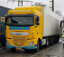 =DAF XF-Sattelzug von DENOTTERTRUCKS steht zur Fahrtunterbrechung auf einem Rastplatz an der A 3, 04-2022