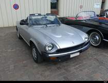 Fiat 124 Spider an der Oldtimer Ausstellung auf dem Flughafen Bleienbach am 29.05.2022
