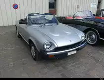 Fiat 124 Spider an der Oldtimer Ausstellung auf dem Flughafen Bleienbach am 29.05.2022