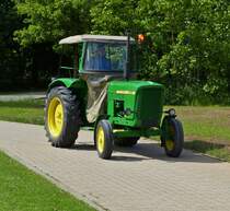 John Deere Lanz 500, Bj 1963 kommt nach der Rundfahrt bei dem Oldtimertreffen in Wintger an. 29.05.2022   