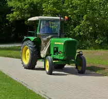 John Deere Lanz 500, Bj 1963 kommt nach der Rundfahrt bei dem Oldtimertreffen in Wintger an. 29.05.2022   