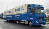 =MB Actros-Hängerzug der Spedition GEORG REISCHL rastet im April 2022 an der A3