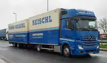 =MB Actros-Hängerzug der Spedition GEORG REISCHL rastet im April 2022 an der A3
