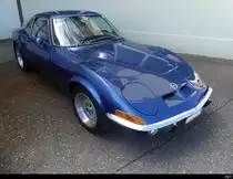 Opel GT 1900 an der Oldtimer Ausstellung auf dem Flughafen Bleienbach am 29.05.2022