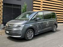 VW T7 Multivan ehybrid von Trauffer am 4.6.22 vor dem neuen Trauffer Hotel und Erlebniswelt in Hofstetten b. Brienz.