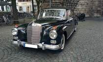 Mercedes Benz W189 300d, gebaut in den Jahren von 1957 bis 1962. Der 300d war die letzte Ausbaustufe des bereits 1951 vorgestellten W186 II Typ 300 (genannt  Adenauer-Mercedes ). Er wurde während seiner Produktionszeit mehrfach modernisiert. Der Sechszylinderreihenmotor wird von einer Bosch-Einspritzpumpe mit Kraftstoff versorgt. Aus einem Hubraum von 2996 cm³ leistet der Wagen 160 PS und macht ihn 170 km/h schnell. Köln am 29.05.2022.