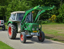Deutz Tracktor, erreicht  nach der Rundfahrt bei dem Oldtimertreffen in Wintger den Veranstaltungsort. 29.05.2022   