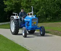 Ford 4000, kommt nach der Rundfahrt bei dem Oldtimertreffen in Wintger den Veranstaltungsort an. 29.05.2022   