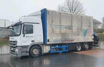 =MB Actros 2544 mit Ladekran steht auf einem Parkplatz in Fulda, 03-2022