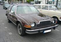 AMC Pacer Stationwagon im Farbton sable brown, gebaut in den Jahren von 1977 bis 1979. Die AMC (A merican M otors C orporation) entstand im Jahr 1954 durch den Zusammenschluss der Marken Rambler, Nash und Hudson. Mit dieser Aktion wollte man den  großen Drei  aus Detroit die Stirn bieten. Das Modell wurde 1973 auf der Dallas Motorshow vorgestellt und stand ab 1975 bei den Händlern. Im Jahr 1977 folgte das Kombimodell Series 60 Stationwagon. Angetrieben wurde das Modell wahlweise von zwei Sechszylinderreihenmotren: 3802 cm³ Hubraum mit 91 PS oder 4228 cm³ Hubraum mit 120 PS oder, wie dieser Stationwagon Limited, von dem nur 200 Stück produziert wurden, von einem V8-Motor mit einem Hubraum von 4981 cm³ und einer Leistung von 125 PS. Oldtimertreffen Heiligenhaus am 05.06.2022.