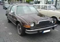 AMC Pacer Stationwagon im Farbton sable brown, gebaut in den Jahren von 1977 bis 1979. Die AMC (A merican M otors C orporation) entstand im Jahr 1954 durch den Zusammenschluss der Marken Rambler, Nash und Hudson. Mit dieser Aktion wollte man den  großen Drei  aus Detroit die Stirn bieten. Das Modell wurde 1973 auf der Dallas Motorshow vorgestellt und stand ab 1975 bei den Händlern. Im Jahr 1977 folgte das Kombimodell Series 60 Stationwagon. Angetrieben wurde das Modell wahlweise von zwei Sechszylinderreihenmotren: 3802 cm³ Hubraum mit 91 PS oder 4228 cm³ Hubraum mit 120 PS oder, wie dieser Stationwagon Limited, von dem nur 200 Stück produziert wurden, von einem V8-Motor mit einem Hubraum von 4981 cm³ und einer Leistung von 125 PS. Oldtimertreffen Heiligenhaus am 05.06.2022.