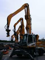 Eine Baggerparade auf dem Gelnde des Bergwerks Auguste Victoria 3/7 in Marl beim Tag der offenen Tr am 9. Mai 2009. 
