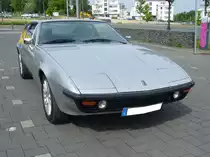 Bitter Diplomat CD, produziert in Kleinserie in den Jahren von 1973 bis 1979. Erich Bitter aus Schwelm ließ dieses schicke, viersitzige Coupe, beim Karosseriewerk Baur/Stuttgart produzieren. Die Technik, dieses in 395 Einheiten gebauten Autos, stammte von Opel. Der V8-Motor aus dem Opel Diplomat bzw. aus dem Regal von Chevrolet hat einen Hubraum von 5354 cm³ und leistet 230 PS. Der Neupreis eines solchen Bitter lag damals bei mindestens DM 85.000,00. Die Höchstgeschwindigkeit wurde mit 220 km/h angegeben. Oldtimertreffen Heiligenhaus am 05.06.2022.