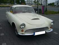 DKW Auto Union 1000 Sp Coupe, gebaut in den Jahren von 1958 bis 1965. Der sportliche Zweisitzer mit einer Karosserie im Stil des damaligen Ford Thunderbird wurde 1957 auf der Frankfurter Automobil-Ausstellung vorgestellt. Es wurden ziemlich genau 5000 Coupes im Karosseriewerk Baur/Stuttgart produziert. Der Dreizylinderzweitaktmotor leistet 55 PS aus einem Hubraum von 980 cm³. Oldtimertreffen Heiligenhaus am 05.06.2022.