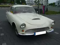 DKW Auto Union 1000 Sp Coupe, gebaut in den Jahren von 1958 bis 1965. Der sportliche Zweisitzer mit einer Karosserie im Stil des damaligen Ford Thunderbird wurde 1957 auf der Frankfurter Automobil-Ausstellung vorgestellt. Es wurden ziemlich genau 5000 Coupes im Karosseriewerk Baur/Stuttgart produziert. Der Dreizylinderzweitaktmotor leistet 55 PS aus einem Hubraum von 980 cm³. Oldtimertreffen Heiligenhaus am 05.06.2022.