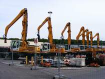 Eine Baggerparade auf dem Gelnde des Bergwerks Auguste Victoria 3/7 in Marl beim Tag der offenen Tr am 9. Mai 2009. 
