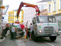 Steyr680, mit Teleskopkran beim Verladen einer alten Maschine aus dem Glaserbetrieb; 070727