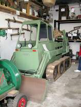 Dieser KS 39 stand zwar etwas versteckt, aber da es sich nicht um ein alltgliches Stck handelt, war es auf jeden Fall ein Foto wert. Gebaut wurde der Kettenschlepper beim Brandiser Maschinen und Apparatebau 1966. Brandis am 09.05.09