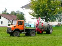 Mercedes UNIMOG mit Gllefass beim Ausbringen der Jauche 070724
