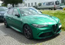 Alfa Romeo Giulia Quadrifolglio im Farbton verde montreal. Die Giulia der Seria 952 wird seit dem Jahr 2016 produziert. Ein solcher  Quadrifoglio  wird von einem V6-Motor mit Bi-Turbolader angetrieben, der aus einem Hubraum von 2891 cm³ eine Leistung von 510 PS an die Hinterachse weiter gibt. Oldtimertreffen Flughafen Essen/Mülheim am 06.06.2022.