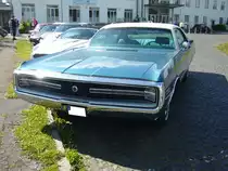 Chrysler Three Hundred fourdoor Sedan aus dem Modelljahr 1970. Die Modellreihe 300 war im Modelljahr 1970 das Topmodell in der Produktpalette von Chrysler. Das mittlere Modell war der  Cordoba  und das Basismodell der  Newport . Von diesem viertürigen Luxusmodell setzte Chrysler in jenem Jahr 9846 Fahrzeuge ab. Der Grundpreis lag bei US$ 4313,00 in den Bundesstaaten an der Ostküste und im mittleren Westen bzw. bei US$ 4928,00 in den südlichen und westlichen Bundesstaaten. Der V8-Motor dieses imposanten Fahrzeuges hat einen Hubraum von 7206 cm³ und leistet 355 PS. Oldtimertreffen Flughafen Essen/Mülheim am 06.06.2022.