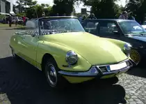 Citroen DS 21 Cabriolet by Chapron. In den Jahren von 1961 bis 1971 entstanden in den Ateliers Henri Chapron aus Levallois-Perret (einem Vorort von Paris) 1.365 solcher Cabriolets. Die Motorisierung war kongruent mit denen der jeweiligen Limousine. Anhand der Einzelscheinwerfer kann man erkennen, das der gezeigte DS 19 vor September 1967 produziert worden sein muss. Der Vierzylinderreihenmotor hat einen Hubraum von 2175 cm³ und leistet 100 PS. Oldtimertreffen Flughafen Essen/Mülheim am 06.06.2022.