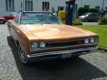 Dodge Coronet R/T Convertible aus dem Modelljahr 1969. Von diesem Cabriolet-Modell wurden in jenem Modelljahr angeblich nur 416 Stück gebaut. Also eine echte Rarität. Die auch 440´er genannten Coronet Modelle waren mit einem Sechszylinderreihenmotor mit einem Hubraum von 3682 cm³ und einer Leistung von 147 PS, sowie mit drei verschiedenen V8-Motoren lieferbar: 5.2l mit 230 PS, 6286 cm³ mit 290 PS oder 330 PS und 7.2l mit 375 PS. Oldtimertreffen Flughafen Essen/Mülheim am 06.06.2022.