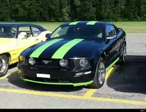 Ford Mustang an der Oldtimer Ausstellung auf dem Flughafen Bleienbach am 29.05.2022