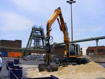 Ein Liebherr-Hydraulikbagger auf dem Gelnde des Bergwerks Auguste Victoria 3/7 in Marl beim Tag der offenen Tr am 9. Mai 2009. 
